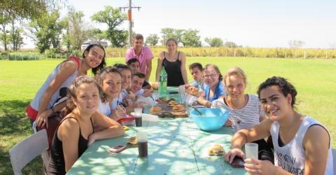 Mira (2. von rechts) im Schüleraustausch mit Freunden in Argentinien