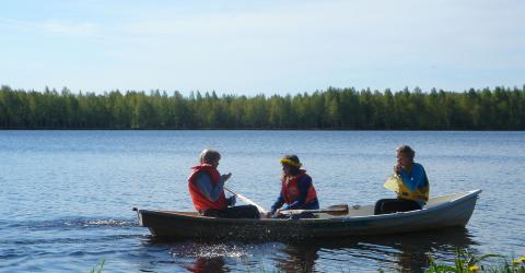 AFSerin Theresa im Boot mit mit finnischen Freunden