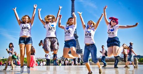AFSerinnen vor dem Eiffelturm
