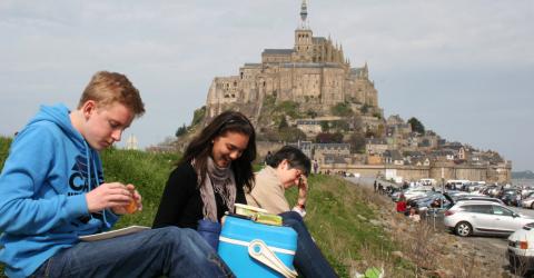 AFSerinnen und AFSer in Frankreich vor dem Mont St Michel