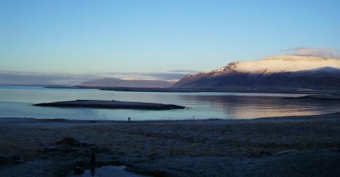 Ausblick auf Wasser und Berge in Island