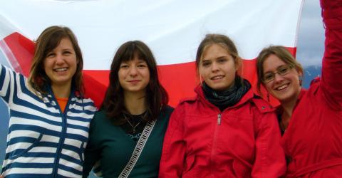 Freundinnen in Polen mit polnischer Fahne