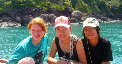 AFSerin Tabea mit thail&auml;ndischen Freundinnen am Wasser