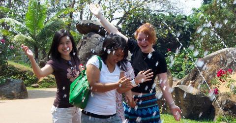 AFSerin Tabea mit thail&auml;ndischen Freundinnen im Park