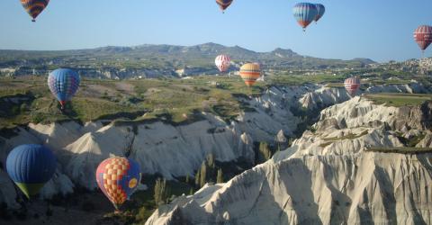 Heißluftballons über weißen Felsen in der Türkei
