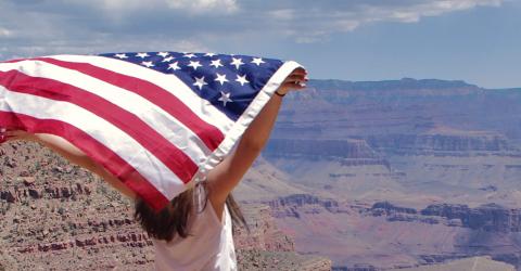 AFSerin Esra mit amerikanischer Flagge am Grand Canyon