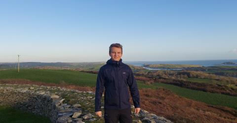 Ein Teilnehmer während eines Wanderausflugs in Irland