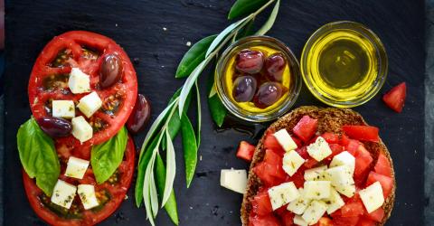 Italiensische Spezialitäten Oliven, Bruschetta und Öl