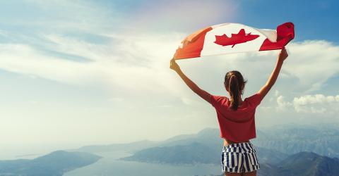 Teenager mit kanadischer Flagge 