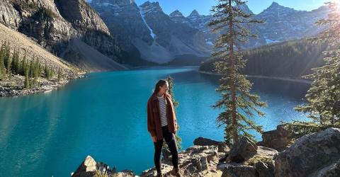Frau steht am Lake Maligne
