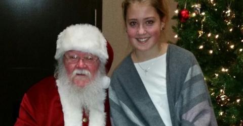 Austauschschülerin Hanna mit dem Weihnachtsmann in Kanada