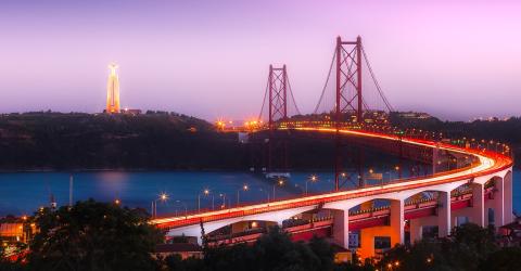 Brücke Vasco da Gama in Lossabon, Portugal im Sonnenuntergang