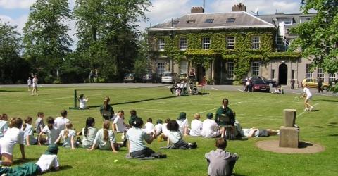 Rockport School Rasen vor dem Schulgebäude