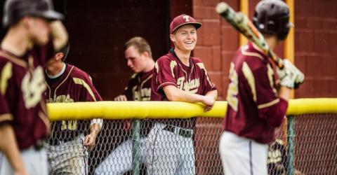 Eine Gruppe von Schüler:innen beim Baseball