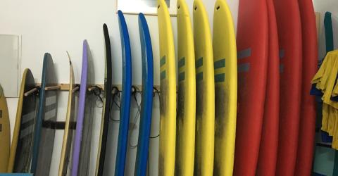Surfbretter aufgereiht