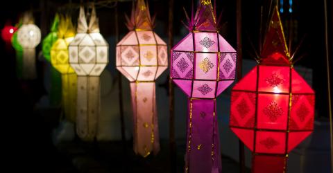 Bunte Lampinions während eines Festivals in Thailand