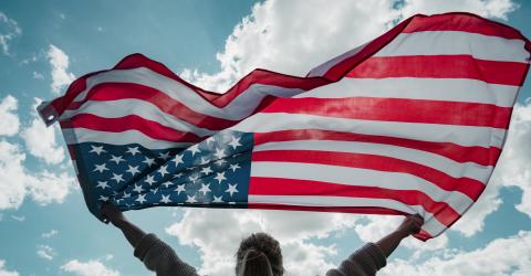 Teenager mit USA Flagge