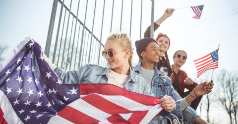 Schüler mit USA Flagge 