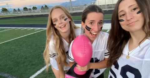 Freundinnen machen ein Selfie mit Footballtrikot