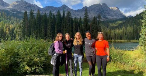 Eine Teilnehmerin in Kanada während eines Wanderausflugs mit Freund:innen