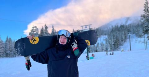 Ein Teilnehmer beim Snowboarden in Kanada