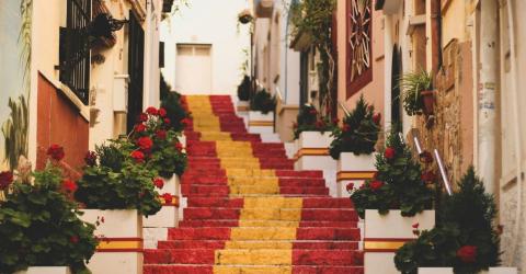 Spanische Treppe mit Teppich in rot und orange