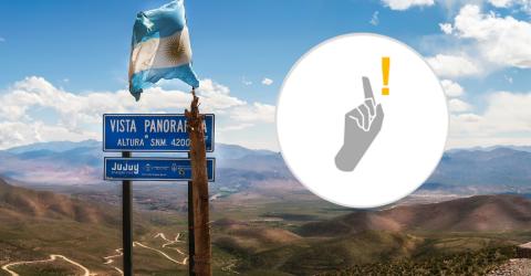 Argentinien: Fahne und Berglandschaft 