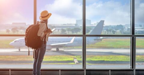 Mädchen mit Gepäck auf dem Flughafen 