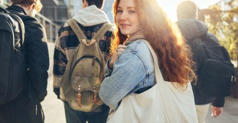 Schüleraustausch: Mädchen mit Tasche