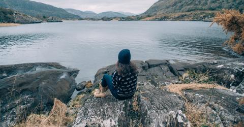 Mädchen an einem See in Irland