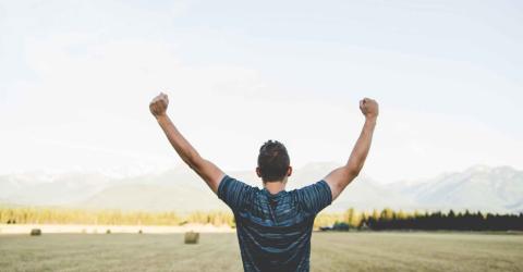 Man jubelt auf Feld
