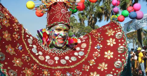 buntes Karnevalskostüm Dominikanische Republik