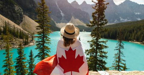 Schüleraustausch in Kanada-Mädchen mit kanadischer Fahne vor einem See