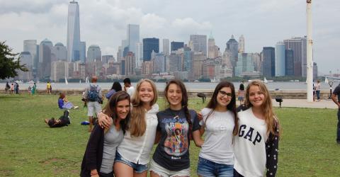 Mädchengruppe vor der Skyline von New York 
