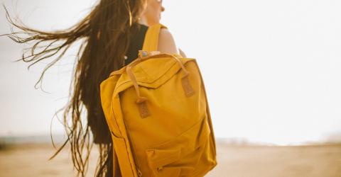 Frau mit Rucksack