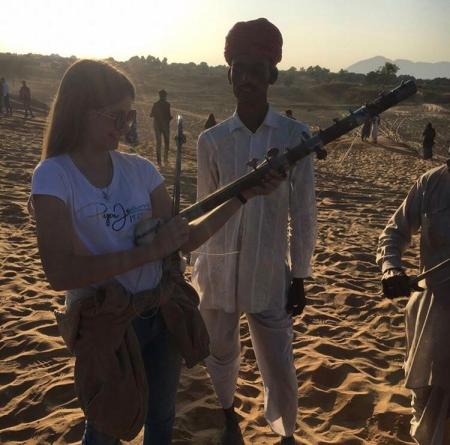 Erfahrungen im Austauschjahr in Indien Linda probiert ein indisches Musikinstrument