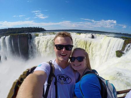AFSer Niklas mit einer Freundin am Iguazú-Wasserfall