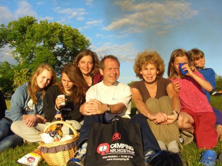 AFSerin Natalie mit ihrer norwegischen Gastfamilie beim Picknick