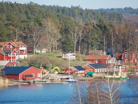 Erlebe Schweden im Schüleraustausch mit AFS Wasser, Wald, kleine rote Holzhäuschen - ein typisch schwedisches Bild
