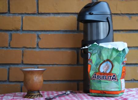 Schüleraustausch in Südamerika: Zubereitung von Mate-Tee Schüleraustausch in Südamerika: Zubereitung von Mate-Tee