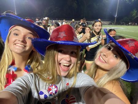 Mädchen im Cowboy-Outfit vor Footballfeld