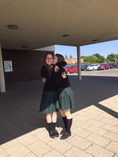 Ayusa Schülerin Lara in ihrer Schuluniform Schuluniform Irland