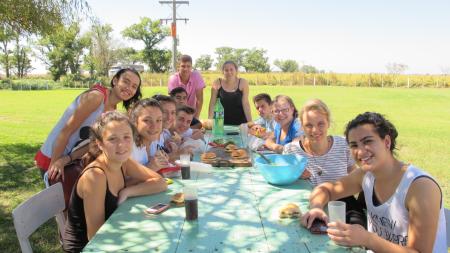 Mira (2. von rechts) im Schüleraustausch mit Freunden in Argentinien