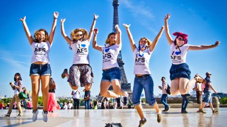 AFSerinnen vor dem Eiffelturm