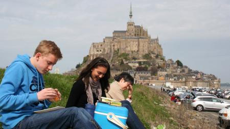 AFSerinnen und AFSer in Frankreich vor dem Mont St Michel