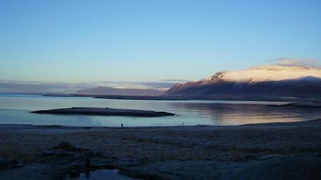 Ausblick auf Wasser und Berge in Island