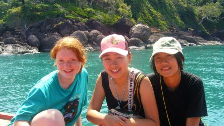 AFSerin Tabea mit thail&auml;ndischen Freundinnen am Wasser