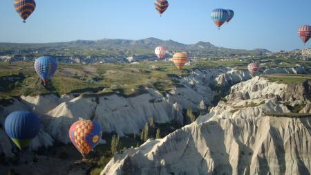 Heißluftballons über weißen Felsen in der Türkei