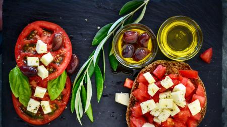 Italiensische Spezialitäten Oliven, Bruschetta und Öl