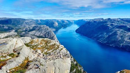 Blick auf einen Fjord in Norwegen